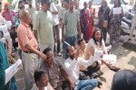 Protest Outside Minister Rajesh Agrawal Bungalow Over Dilapidated Roads
