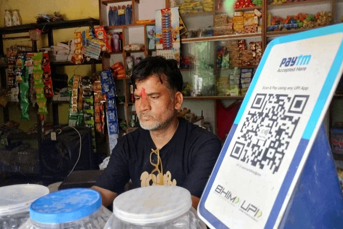 merchants removing qr scanners upi above 2000 charge
