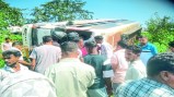 बालोद से धमतरी जा रही डीआरडी कंपनी की 24 सीटर यात्री बस शनिवार सुबह 9.30 करहीभदर के पास अनियंत्रित होकर खेत में पलट गई। जिससे बस कंडक्टर की मौके पर ही मौत हो गई। 20 से अधिक यात्री घायल हो गए हैं। बस में 35 से अधिक यात्री सवार होना बताया जा रहा है।
