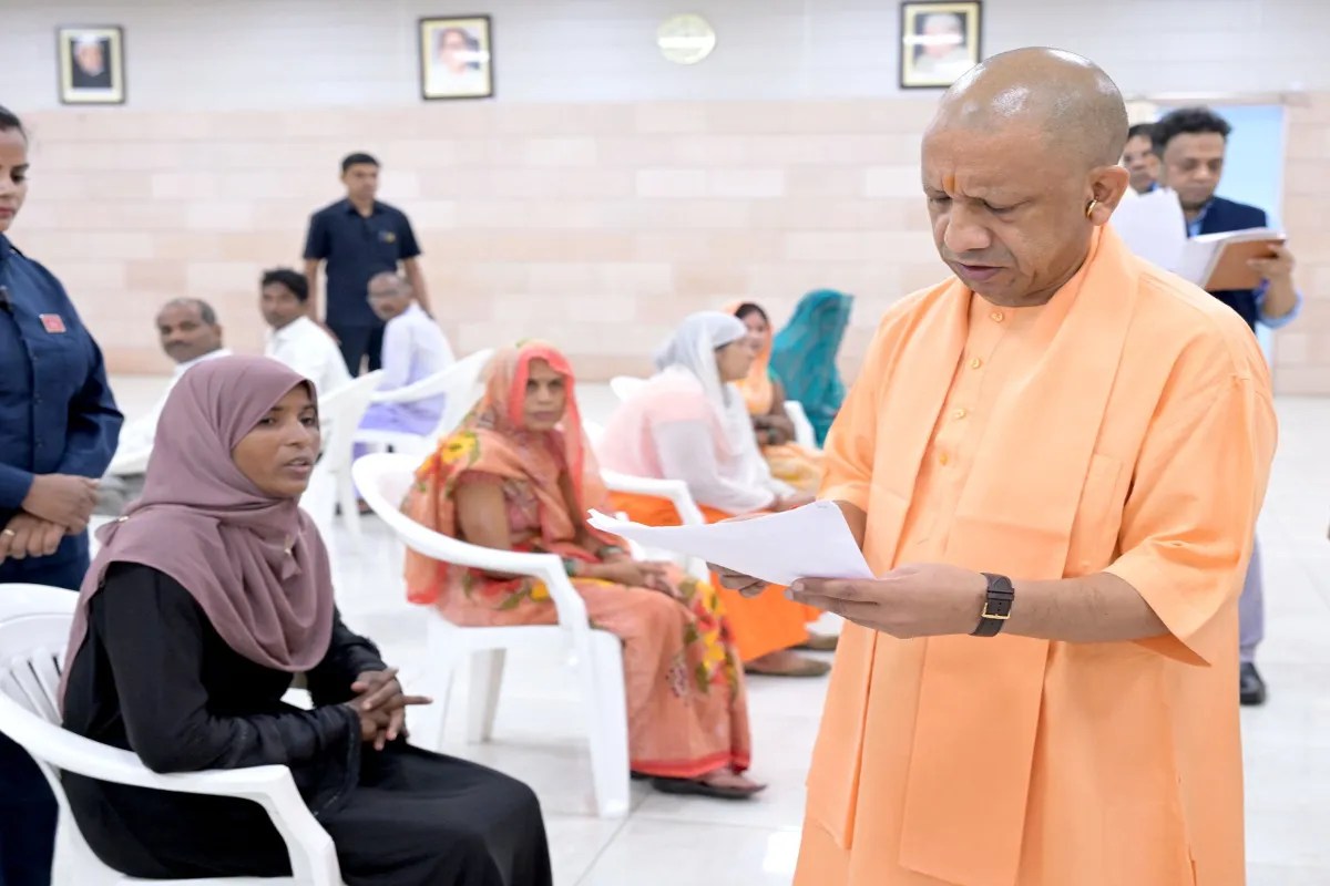 जनता दर्शन में मुख्यमंत्री ने सुनीं लोगों की समस्याएं, अधिकारियों को संवेदनशीलता और समयबद्ध निस्तारण के निर्देश (फोटो सोर्स : Ritesh Singh )