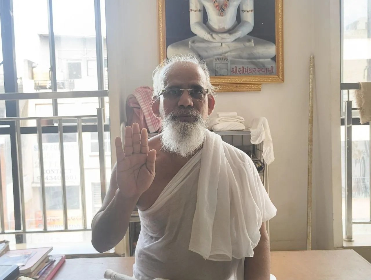 राजस्थान पत्रिका से विशेष बातचीत करते आचार्य दिव्येशचन्द्र सागर।