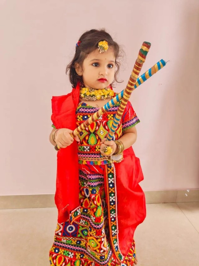 
दोनों हाथों में डांडिया और चेहरे पर उत्साह... राधा बनकर जियान जैन ने थिरकते रंगों से सजाई जन्माष्टमी।
हगरीबोम्मनाहल की पांच वर्षीय जियान की यह अदा उत्सव में बनी आकर्षण का केंद्र।
