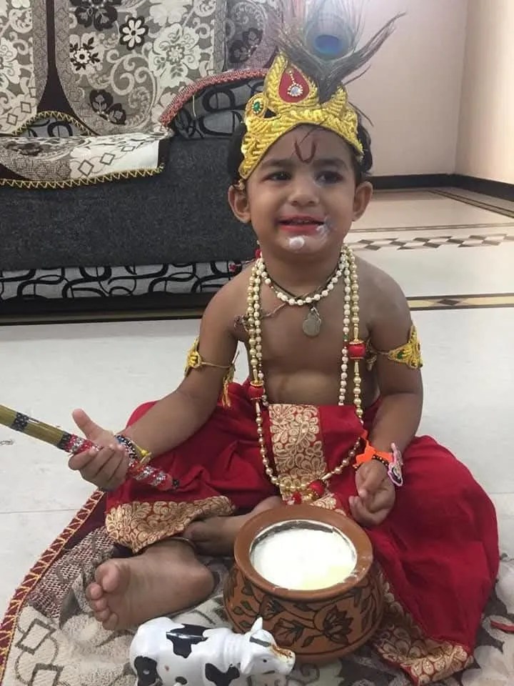 
माखन की चोरी, हाथ में बांसुरी और सिर पर मोर पंख... यही तो है नटखट कान्हा की पहचान।
मुंदरगी के रूषभ चौपड़ा ने कृष्ण रूप में बाल लीलाओं की झलक दिखा दी।
