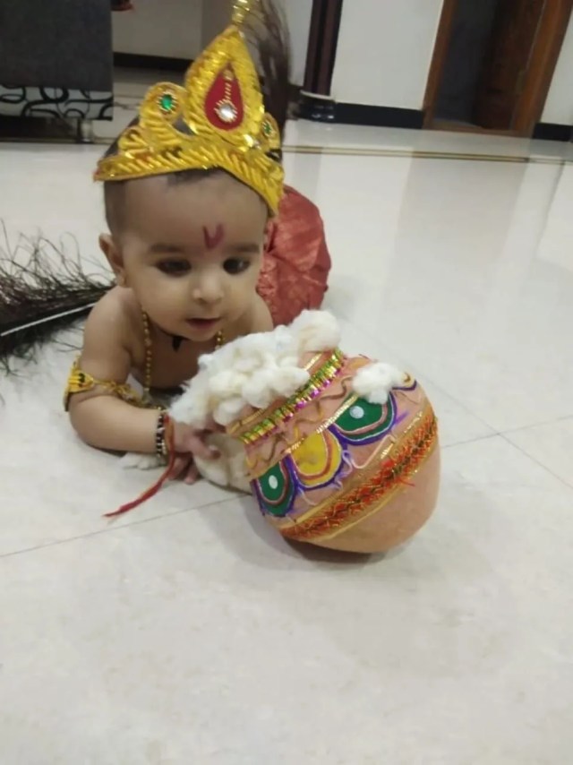
माखन की मटकी पर नजर और चेहरे पर नटखट अंदाज... मुंदरगी के नन्हे बिरच चौपड़ा बने माखनचोर कान्हा।
मुकुट सजे बाल कृष्ण की यह अदा जन्माष्टमी के रंग में खूब भायी।
