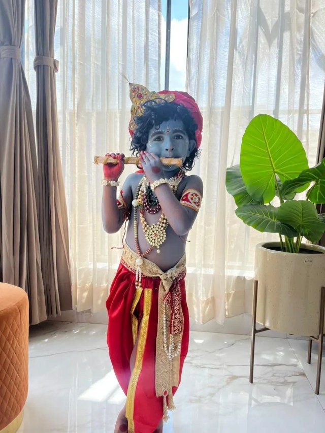 
सांवली सूरत, हाथ में बांसुरी और कान्हा की मनमोहक मुद्रा... रिधन जैन ने रचा कृष्ण का आकर्षक रूप।
शिवमोग्गा के इस नन्हे कान्हा की तस्वीर में जैसे बांसुरी की धुन सुनाई दे रही हो।
