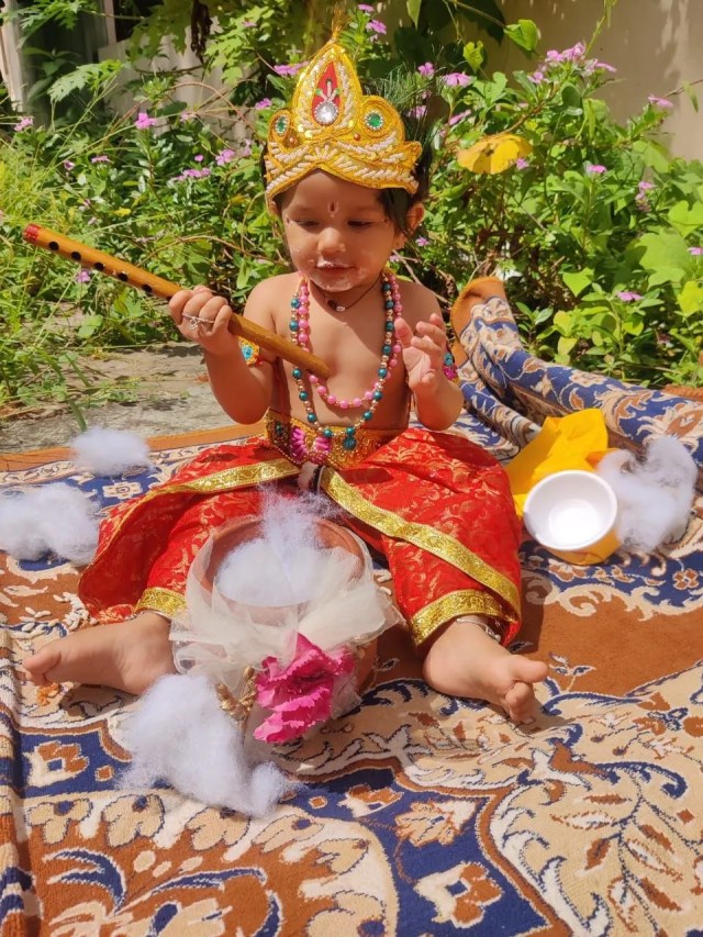 
माखन चुराते हुए नन्ही कान्हा, हाथ में बांसुरी और गले में माला... भक्ति के साथ शरारत भी खूब।
शिवमोग्गा की ताशी जैन ने कृष्ण रूप में बाल लीला की मनमोहक छवि पेश की।
