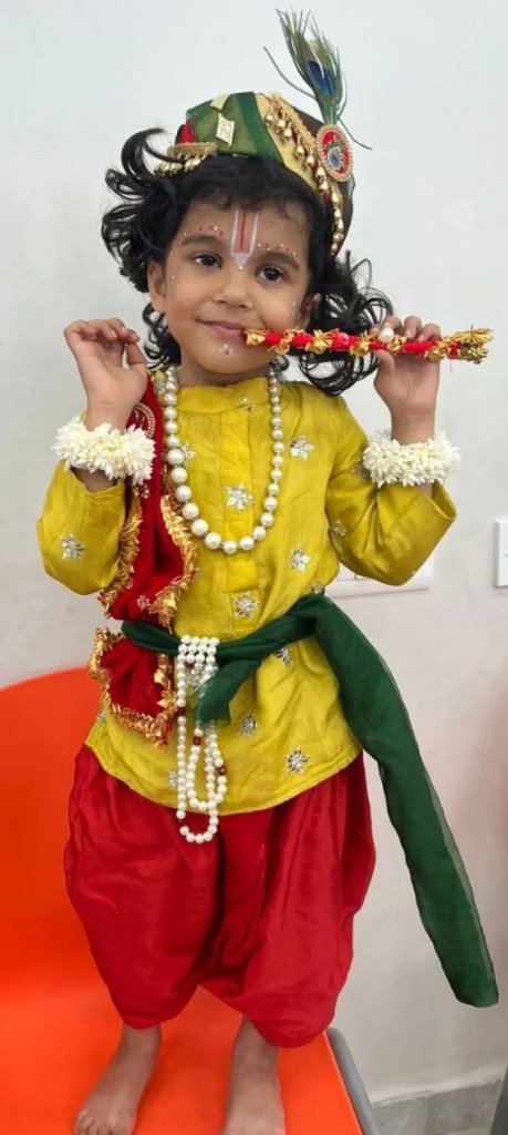 
चार साल के आदिशेष दरक के हाथों में बांसुरी और चेहरे पर कान्हा की मासूमियत।
इलकल के इस नन्हे कृष्ण ने अपनी अदाओं से जन्माष्टमी के रंग को और गहरा कर दिया।
