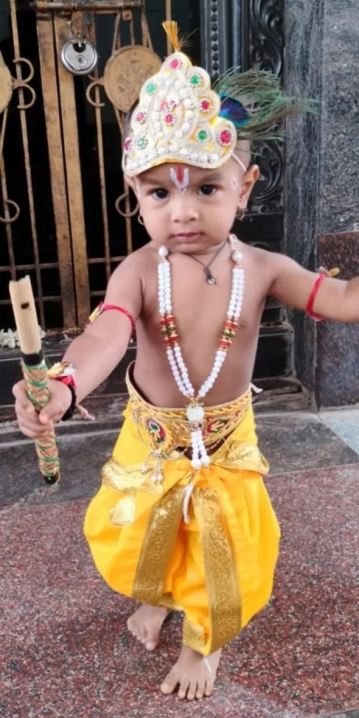 
सिर्फ तीन साल की उम्र और रूप पूरा नटखट कान्हा का... आदित्य हेम्मा की मासूम छवि ने सबका मन मोह लिया।
इलकल के नन्हे कृष्ण की यह तस्वीर जन्माष्टमी की प्यारी याद बन गई।
