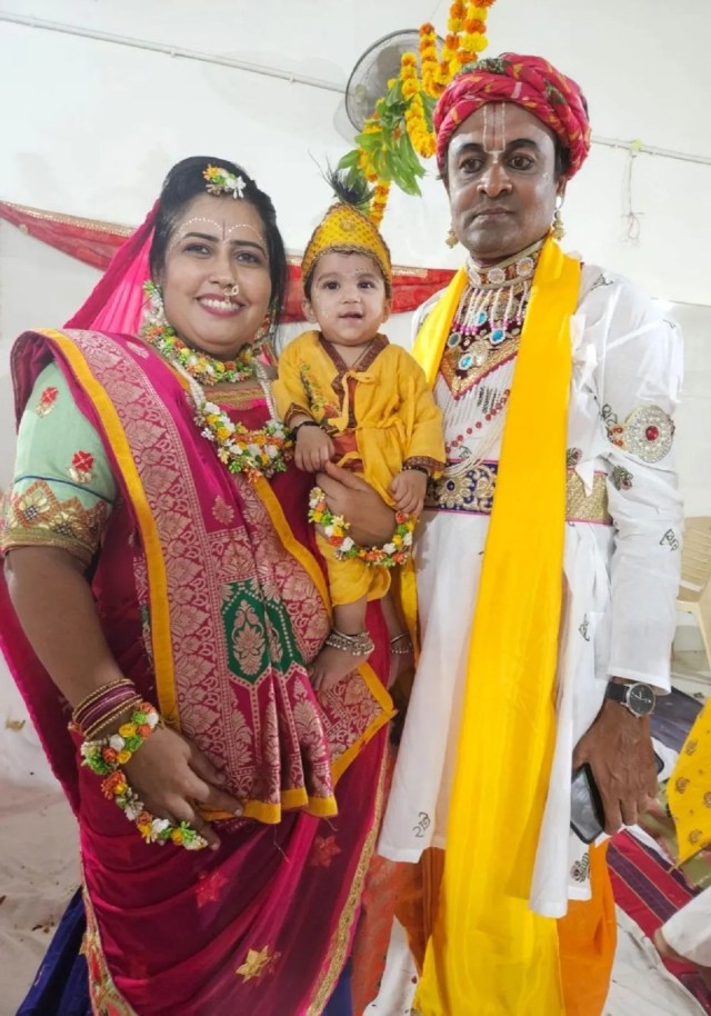 
जब उम्र ने पीछे छोड़ दी बचपन की यादें, तो यतिराज और किशोरी दरक ने फिर से जी लिया नंद-यशोदा का दौर।
49 वर्षीय यतिराज बने नंदबाबा और 42 वर्षीय किशोरी बनीं यशोदा, जन्माष्टमी ने लौटाईं पुरानी यादें।
