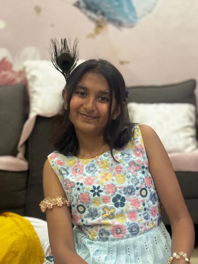 
कारागृह में जन्मे कान्हा की लीला को साकार करती 12 वर्षीय दिविना पवन सराफ।
मोरपंख से सजे कृष्ण रूप में केशवापुर की दिविना ने जन्माष्टमी की पौराणिक झांकी को जीवंत कर दिया।
