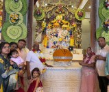 इस्कॉन मंदिर हुब्बल्ली में 165 किलो देशी घी से सजा महाभोग, कृष्ण चरणों में राजस्थान की भक्ति का अनूठा अर्पण। राजस्थान मूल के भैरू कैटर्स के बाबूलाल प्रजापत एवं परिवार ने सेवा और श्रद्धा की मिठास से जन्माष्टमी को बनाया खास।