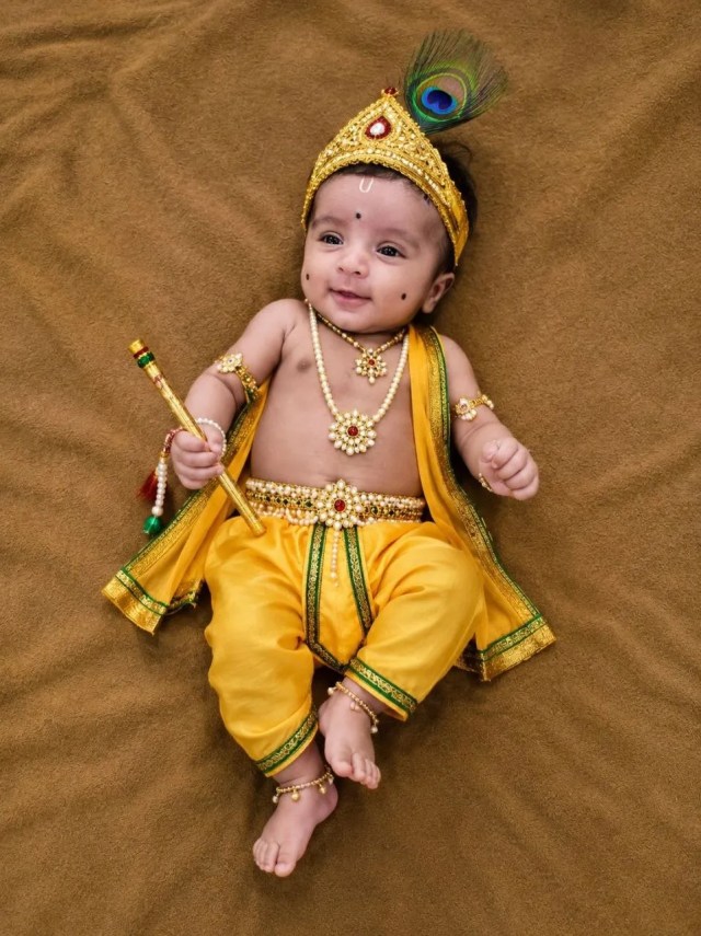 
चार महीने की नन्ही निहारिका... सिर पर मुकुट, मोर पंख और हाथ में बांसुरी लेकर जैसे सपनों में कान्हा बन गई।
हुब्बल्ली की इस नन्ही कृष्ण भक्त की सोई हुई मुद्रा ने तस्वीर को बना दिया बेहद प्यारा।
