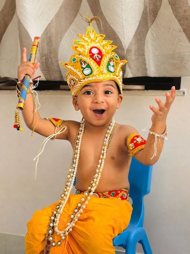 
एक हाथ में बांसुरी और चेहरे पर खिलखिलाती मुस्कान... 20 महीने के हर्षित हितेश जैन का अंदाज निराला।
हुब्बल्ली के इस नन्हे कान्हा ने अपनी खुशी से जन्माष्टमी की तस्वीर में जान भर दी।
