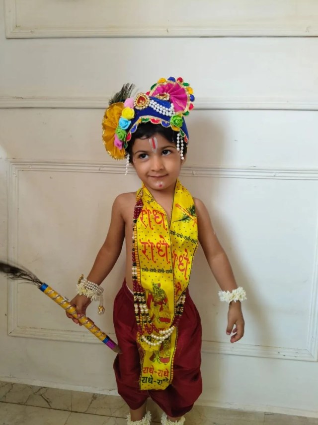 
सिर पर मुकुट, हाथ में मोर पंख और गले में राधे-राधे... देवांश मारू का कृष्ण रूप भक्ति में रंगा नजर आया।
तीन वर्षीय देवांश की मासूम अदाओं ने जन्माष्टमी के उत्सव को और खूबसूरत बना दिया।
