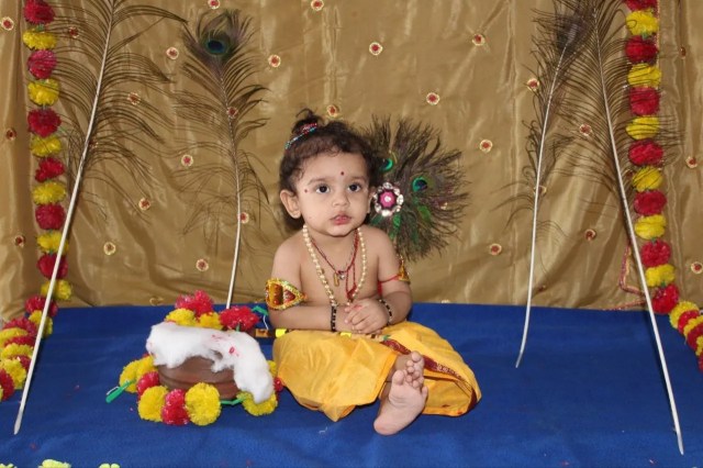 
पास में माखन की मटकी, साथ में मोर पंख और चेहरे पर मस्ती... माहिर नवीन जैन बने नटखट बाल गोपाल।
हैदराबाद के दो वर्षीय माहिर की यह अदा देखते ही मुस्कान चेहरे पर आ जाए।
