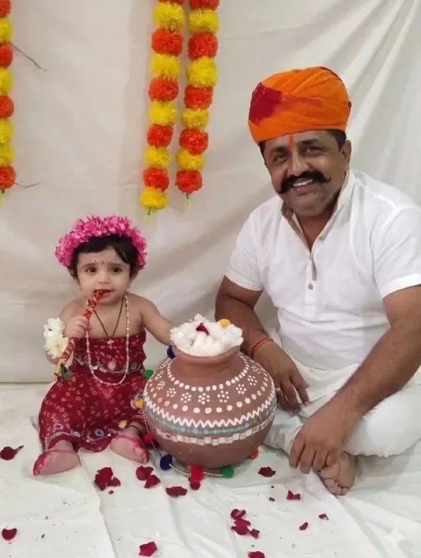 
मुंह में बांसुरी, पास में माखन से भरी मटकी और अंदाज बिल्कुल नटखट कान्हा जैसा... होसपेट के दिव्यांश राजपुरोहित ने कृष्ण रूप में मोह लिया मन।
बाल गोपाल की इस प्यारी छवि में जन्माष्टमी की भक्ति और बचपन की शरारत एक साथ नजर आई।
