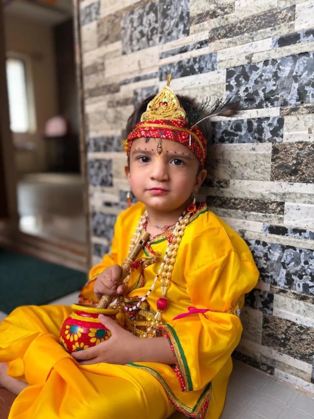 
नटखट आंखें, मासूम मुस्कान और कान्हा का मनमोहक रूप... तीन साल के नीतिन पटेल ने जीत लिया हर दिल।
नन्हे कान्हा की यह छवि जन्माष्टमी के उल्लास में भर रही भक्ति के रंग।
