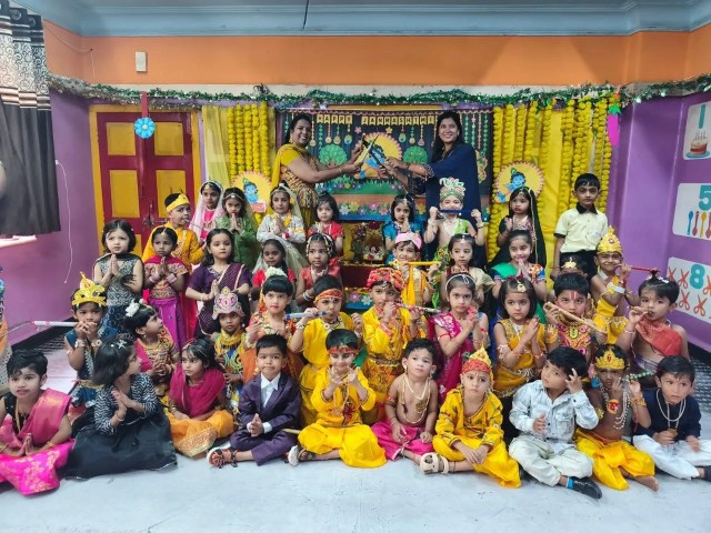 
नन्हे कदमों ने ओढ़ी कृष्ण-राधा की छवि, शिम्पी गली में गूंजा जन्माष्टमी का उल्लास।
रिचाज प्ले स्कूल के नौनिहालों ने अपनी मनमोहक वेशभूषा से उत्सव में भक्ति के रंग भर दिए।

