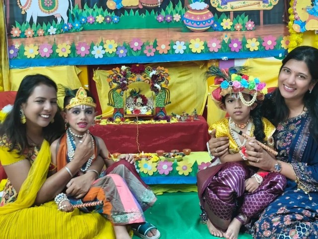 
जब नन्हे कदम कृष्ण-राधा बनकर निकले तो शिम्पी गली की रौनक देखते ही बनी।
मासूम चेहरों पर भक्ति और उल्लास ने जन्माष्टमी को बना दिया यादगार।
