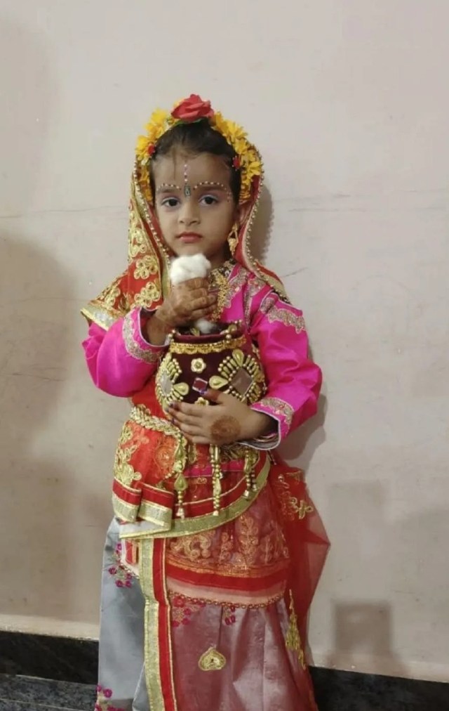 
हाथ में माखन की मटकी, पारंपरिक वेशभूषा और चेहरे पर राधा की मासूमियत... रोशनी ने मोहा मन।
सात वर्षीय रोशनी डी. चौधरी ने राधा रूप में कृष्ण भक्ति की सुंदर झलक दिखाई।