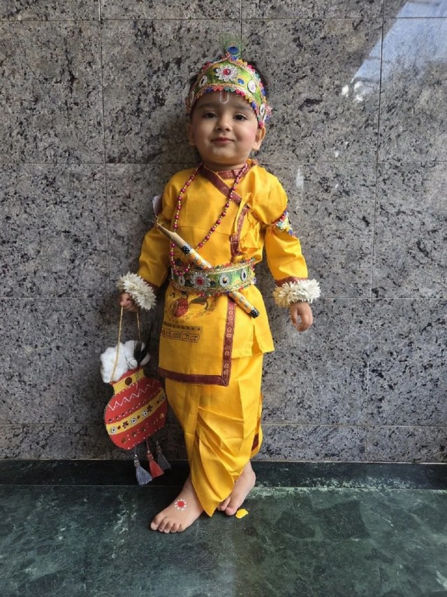 
हाथ में दही की मटकी और चेहरे पर नटखट मुस्कान... जैसे माखन चुराने निकल पड़े हों बाल गोपाल।
चित्रदुर्ग के तीन वर्षीय विरांश एम. संघवी के कान्हा रूप ने सबका ध्यान खींचा।
