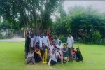 जयपुर के बस्सी में बाड़ाबंदी के दौरान क्रिकेट खेलते कांग्रेस प्रत्याशी patrika photo