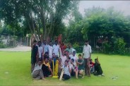 जयपुर के बस्सी में बाड़ाबंदी के दौरान क्रिकेट खेलते कांग्रेस प्रत्याशी patrika photo