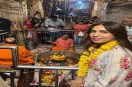बॉलीवुड की चकाचौंध से दूर, कैमरों की फ्लैश और शूटिंग की आपाधापी से अलग... ग्वालियर में एक ऐसा नजारा देखने को मिला, जिसने हर किसी का ध्यान खींच लिया। प्रसिद्ध अभिनेत्री भूमि पेडनेकर जब अचलेश्वर मंदिर पहुंचीं तो उनका अंदाज पूरी तरह आध्यात्मिक नजर आया। सफेद प्रिंटेड सूट में सादगी से पहुंचीं भूमि ने भगवान शिव के दर्शन किए, आरती में शामिल हुईं और हाथ में जपमाला लेकर मंत्र जाप भी किया।