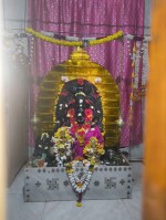 चैतन्य नगर स्थित श्री वरसिद्धि विनायक मंदिर में फूलों से सजी भगवान गणेश की प्रतिमा