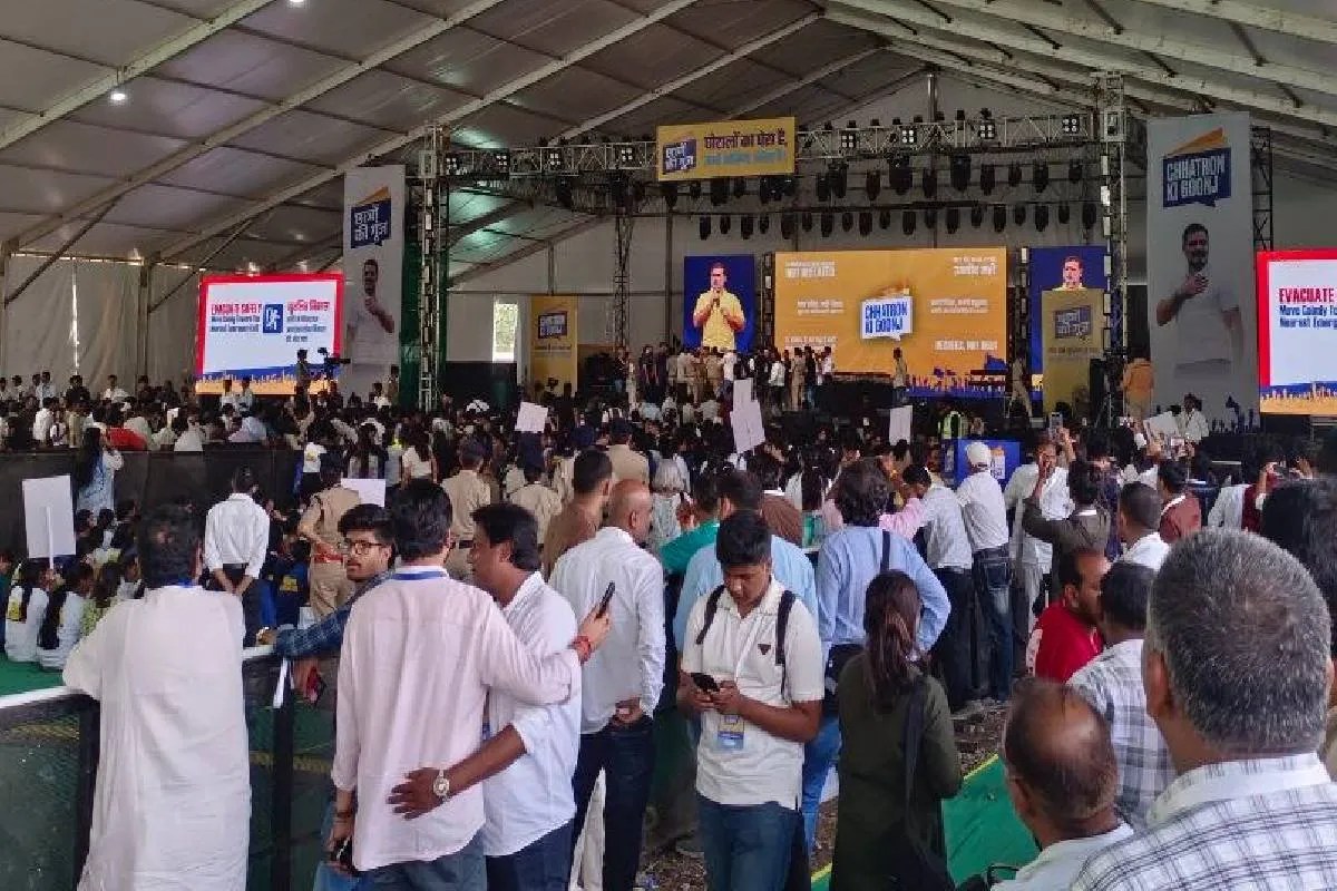 इंदौर में ‘छात्रों की गूंज’ कार्यक्रम से पहले मंच पर बनी विवाद की स्थिति, पुलिस अफसरों ने आयोजकों को दिया धक्का