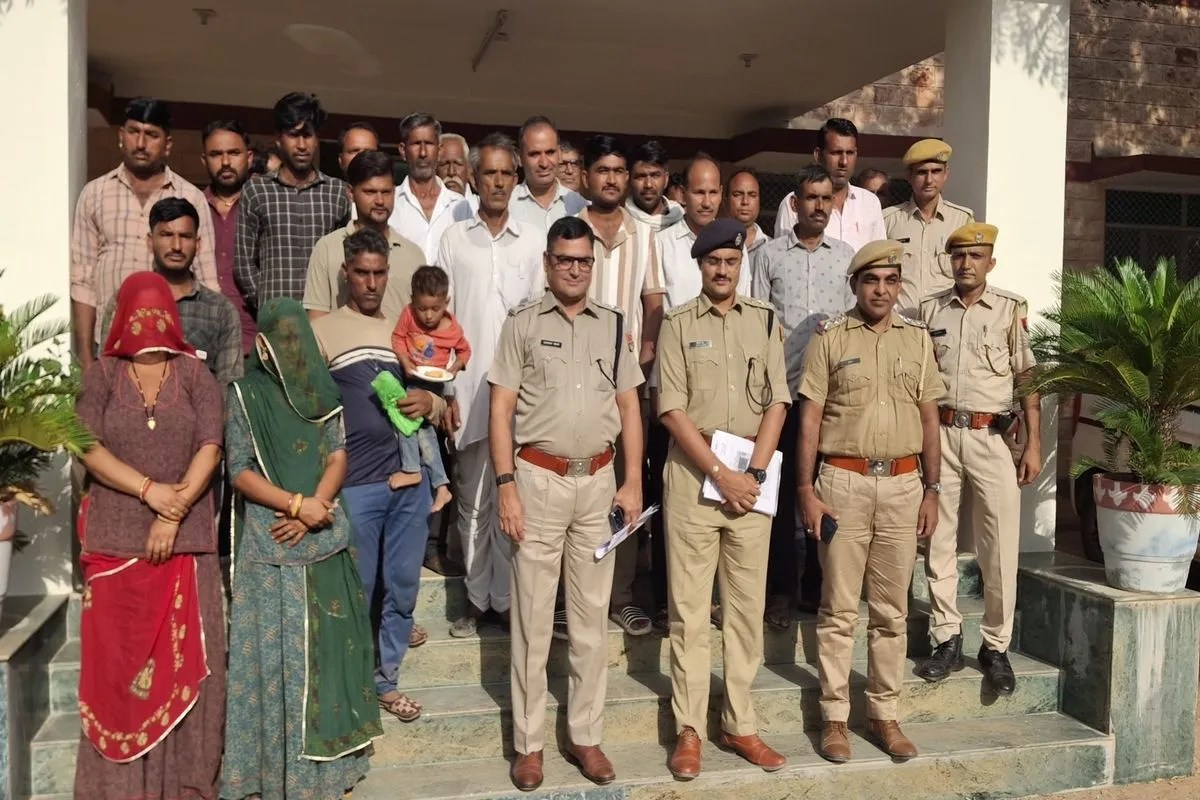 पुलिस अधिकारियों के साथ परिवादी
