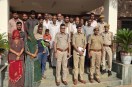 पुलिस अधिकारियों के साथ परिवादी