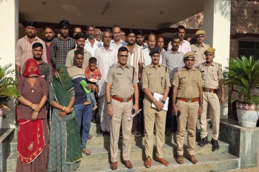 पुलिस अधिकारियों के साथ परिवादी