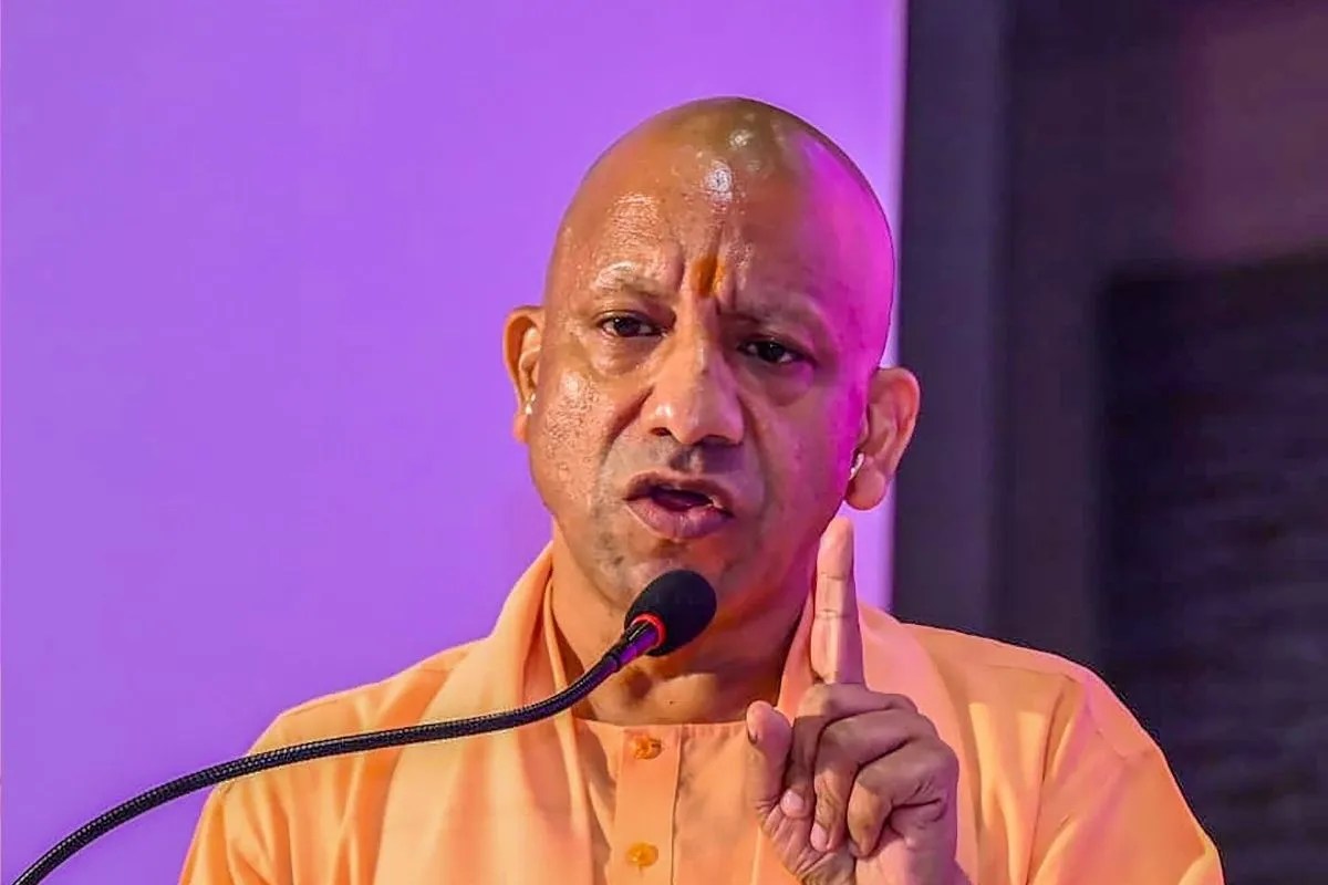  जब साथी के आंसू देख बस के आगे कूद पड़े योगी आदित्यनाथ! 