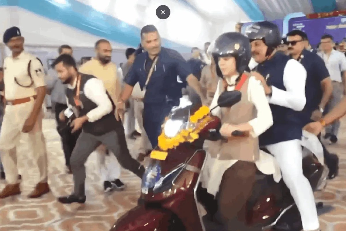 meritorious students in mp received scooters