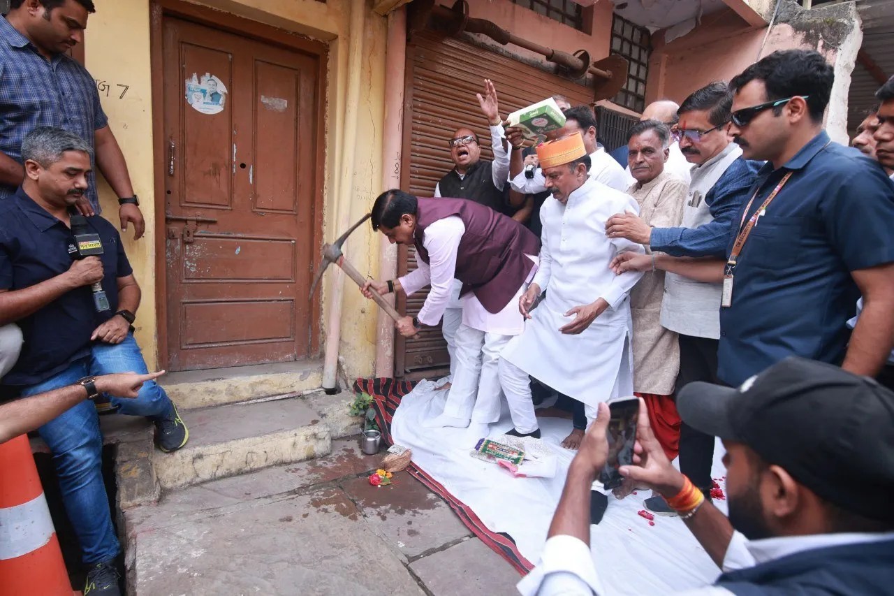 एमपी के सीएम मोहन यादव ने घर पर खुद चलाई गैंती