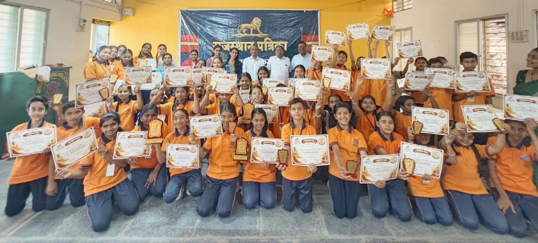 भाषण प्रतियोगिता-2026 में पुरस्कार व प्रमाण-पत्र के साथ विजेता एवं प्रतिभागी विद्यार्थी अतिथियों के साथ।
