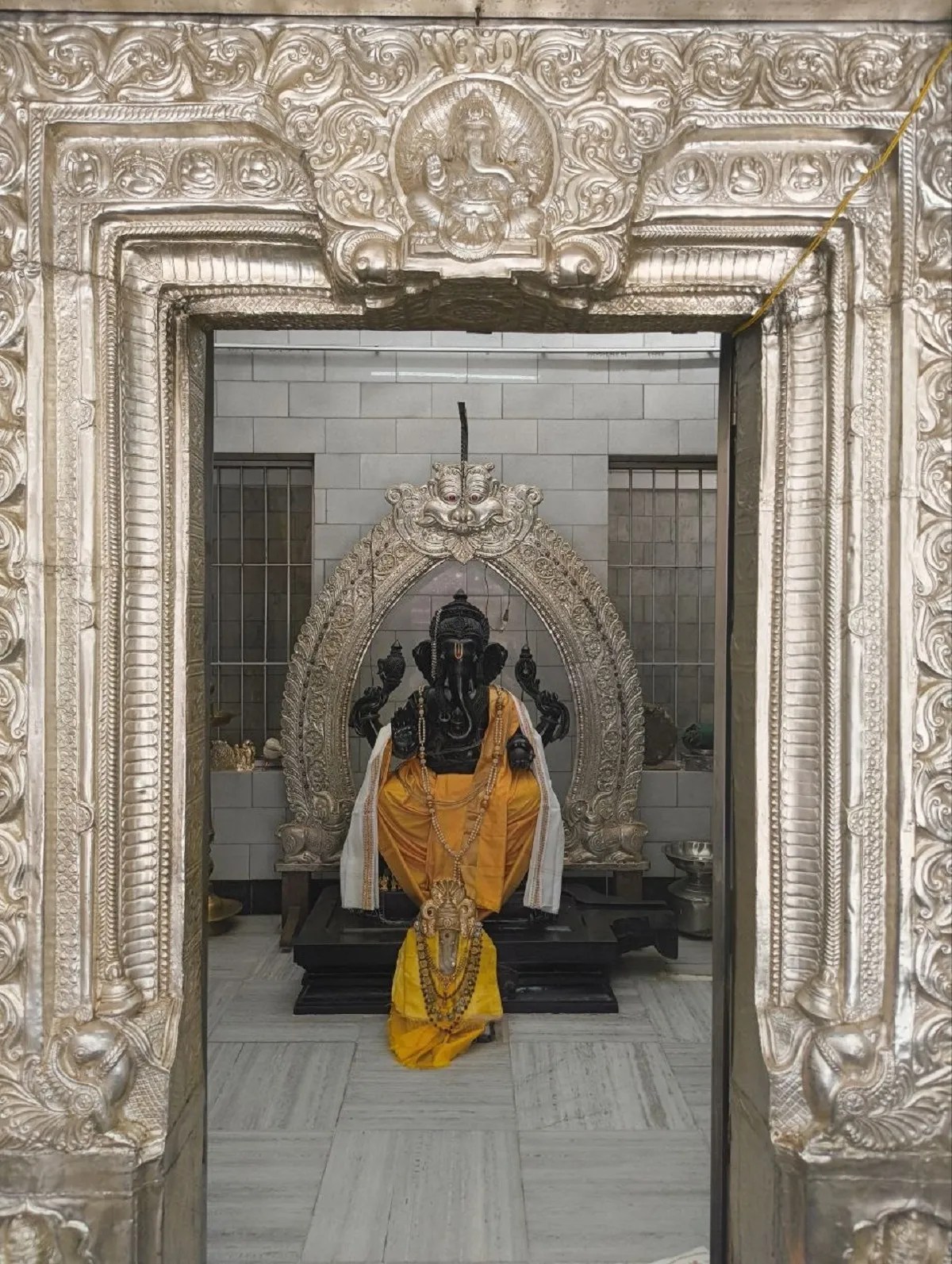 हुब्बल्ली के राजा: दाजीबानपेट गणेश मंदिर में सवनूर के काले पत्थर से बनी भगवान गणेश की भव्य प्रतिमा।