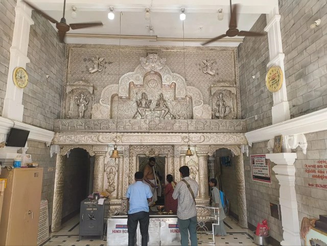 आस्था का आकर्षक स्वरूप: भगवान गणेश की प्रतिमा के समक्ष सजा आकर्षक पूजा एवं दर्शन क्षेत्र।
