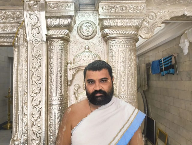 विकास आचार्य: दाजीबानपेट गणेश मंदिर के पुजारी।