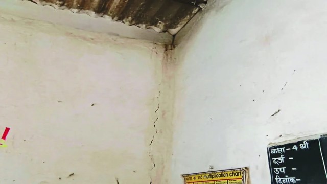 स्कूल की दीवार में जगह-जगह दरार दिखाई दे रही है।