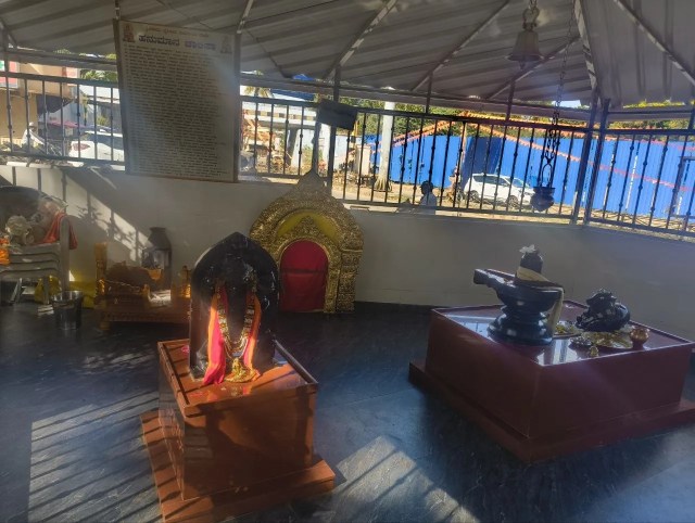 गणपति के साथ शिवलिंग और हनुमान मंदिर