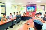 कंट्रोल रूम में बुलाई गई मीटिंग में चर्चा करते हुए।