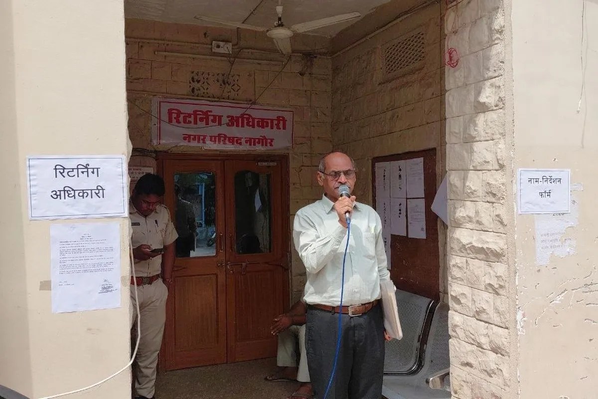 रिटर्निंग अधिकारी नामांकन पत्रों की जांच के बाद सही पाए नामांकन पत्रों की घोषणा करते हुए।