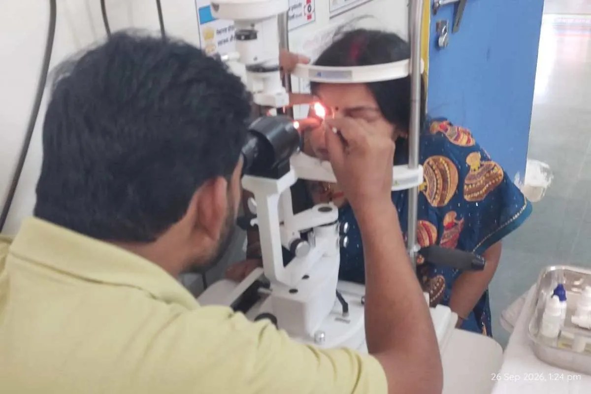 fevikwik enters woman eye