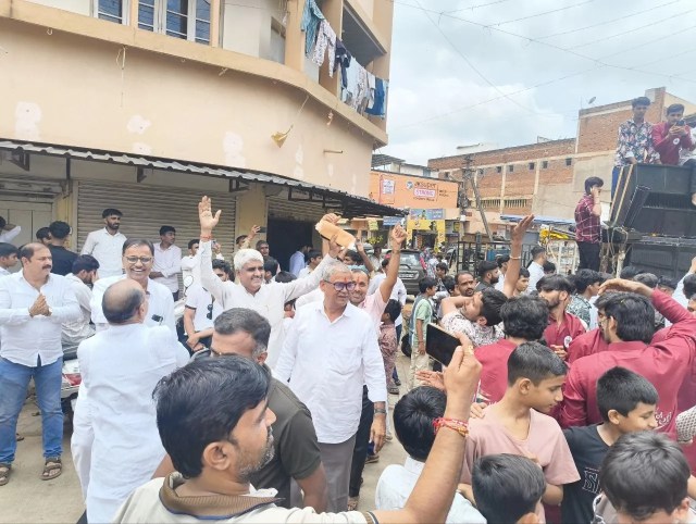
आस्था और उल्लास: भादवा सुदी बीज पर निकली पालना शोभायात्रा में बाबा रामदेव के जयकारे लगाते श्रद्धालु।