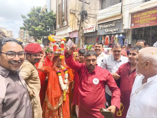 



बाबा रामदेव का पालना लेकर चलते लाभार्थी परिवार के सदस्य।
