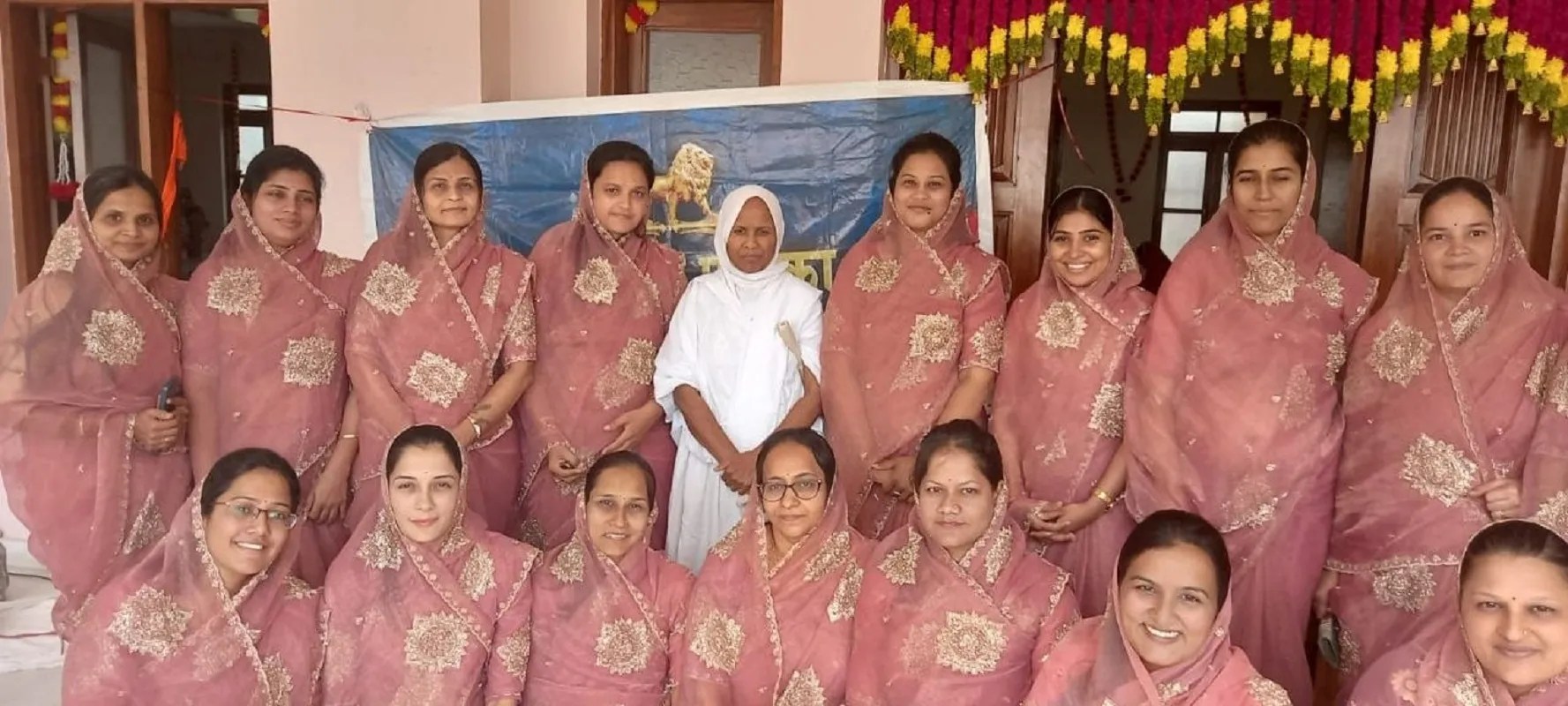 साध्वी हर्षपूर्णाश्री के साथ विजेता प्रतिभागी एवं श्री पार्श्व-लब्धि पाठशाला स्नात्र मंडल की महिलाएं।