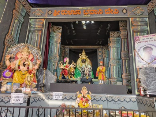 पचास साल की आस्था: हुब्बल्ली के रेलवे स्टेशन रोड पर चन्द्रकला टॉकीज के पास गणेश उत्सव मंडली की ओर से स्थापित गणपति। यहां न डीजे बजाया जाता है, न पटाखे छोड़े जाते हैं।