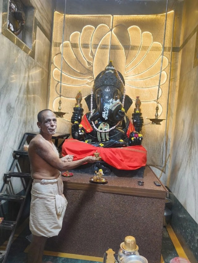 माधवाचार्य, पुजारी। 

